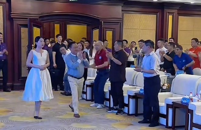 黄光裕押注“混搭”APP：虚拟地皮卖8000元，从拼低低到抓宠物能救国美？