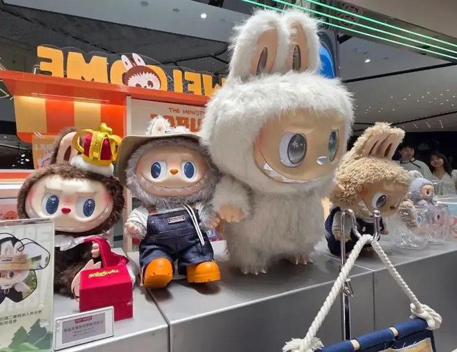LABUBU全网补货400多万个，“二手价砍半的黄牛哭晕在泡泡玛特门口”