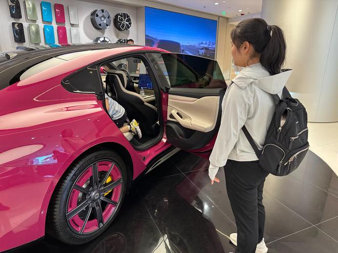 雷军官宣小米YU7发布日期 定价备受关注