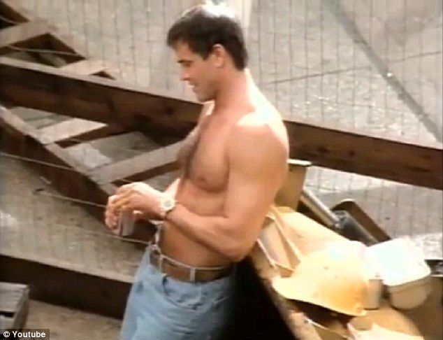 “为啥只有烟民能理直气壮下楼摸鱼？” TikTok上打工人开始抽更适合夏天的“冰镇香烟”？