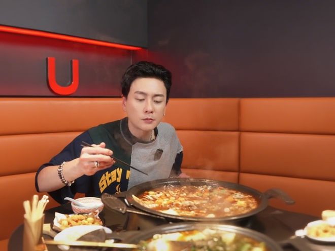 当痞帅男神黄宗泽、综艺大咖杨迪现身餐厅探店……