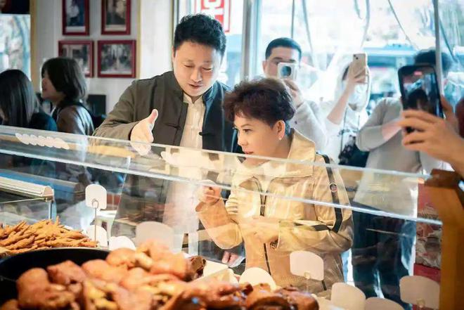 当痞帅男神黄宗泽、综艺大咖杨迪现身餐厅探店……